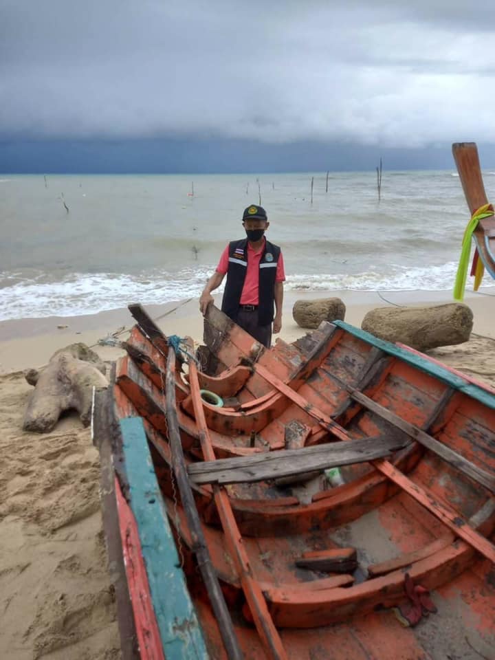 ทต.ศาลาด่าน ลงพื้นที่ตรวจสอบความเสียหายของเรือประมงประชาชนท่าเรือคลองโขงที่ล่มจากพายุฝนคลื่นลมแรงเพื่อให้ความช่วยเหลือ